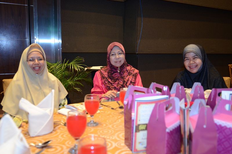 Hi tea alumni  14  052